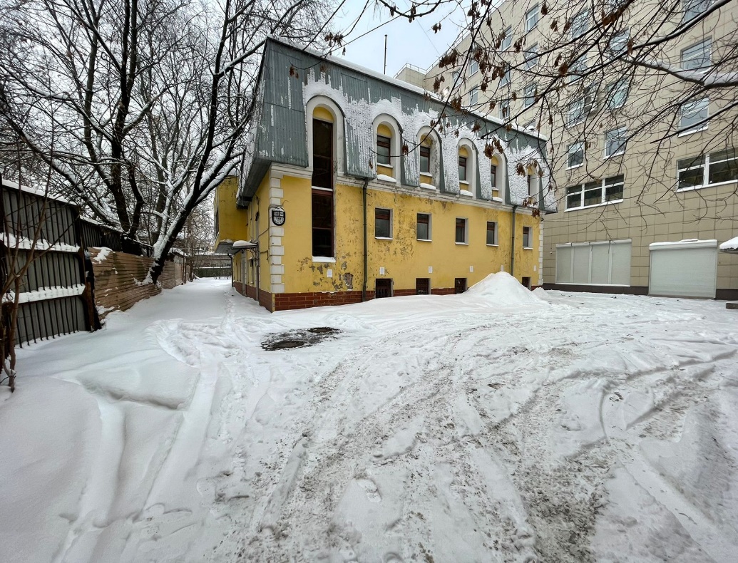 от арки при входе во двор